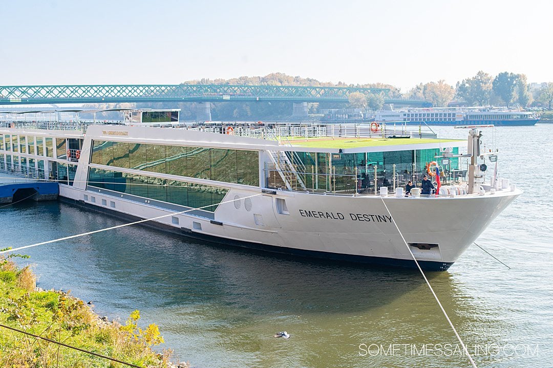 Help to identify port vs starboard side of a cruise ship. Photo of the starboard - or right - side.